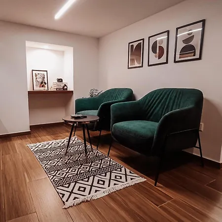 The Secret Yard Apartment *
