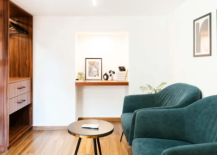 The Secret Yard * לרנקה