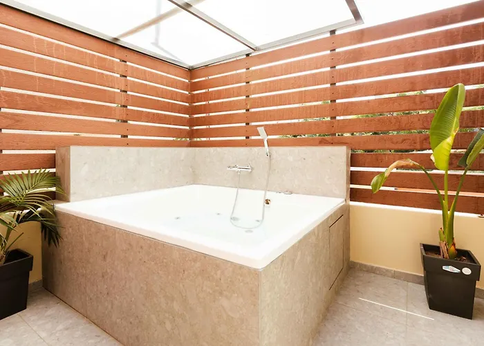 The Secret Yard לרנקה